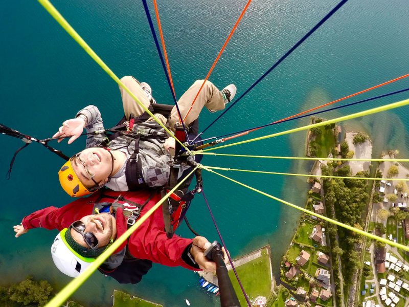 Paragliding_Interlaken_Tours_lake_sunset